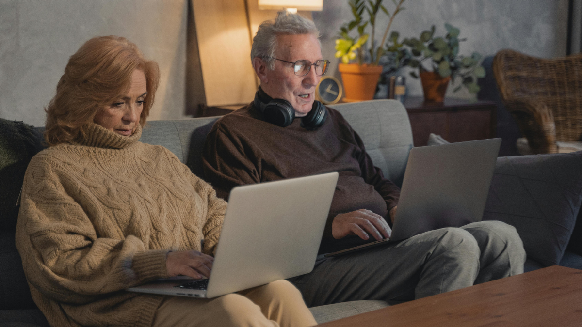 pareja en computadoras portátiles