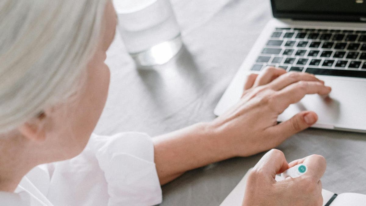 mujer en la computadora portátil