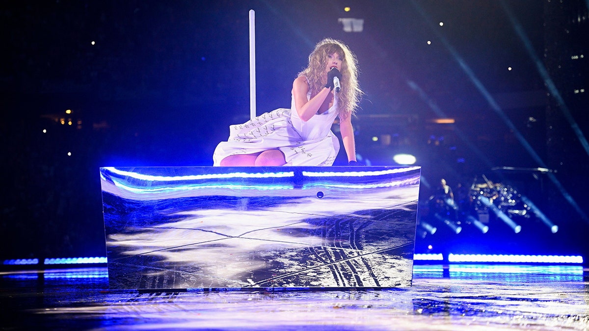 Taylor Swift stage malfunctions in New Orleans during 'Eras Tour'