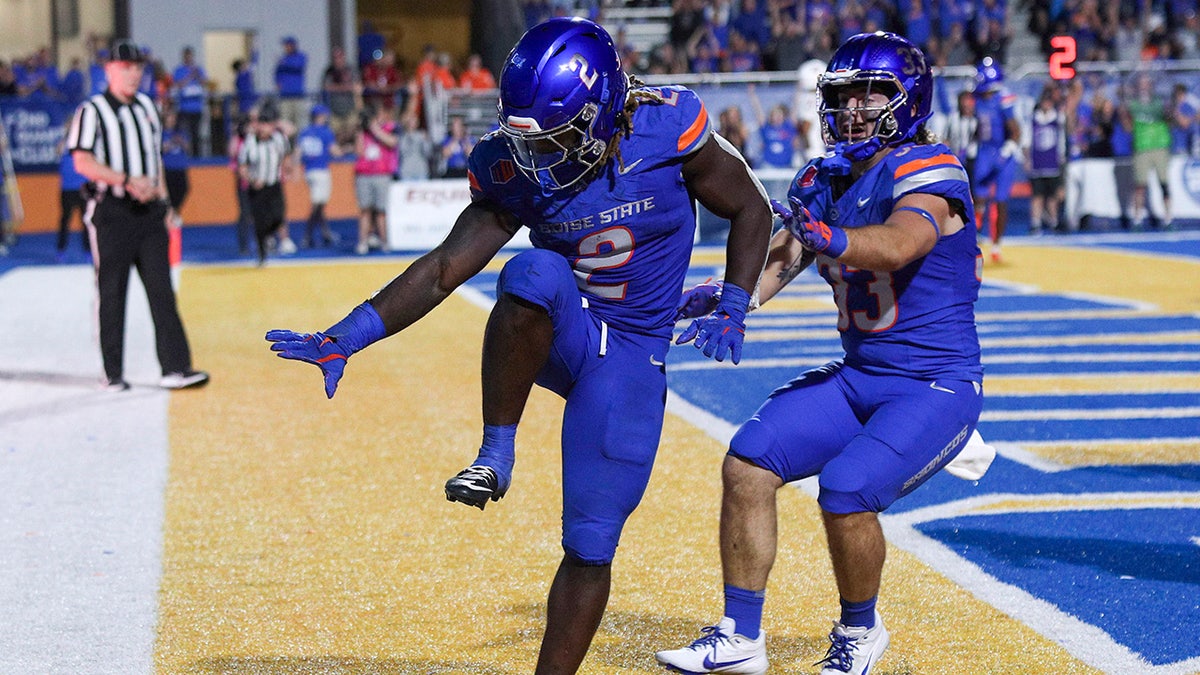 Ashton Jeanty does Heisman pose after touchdown