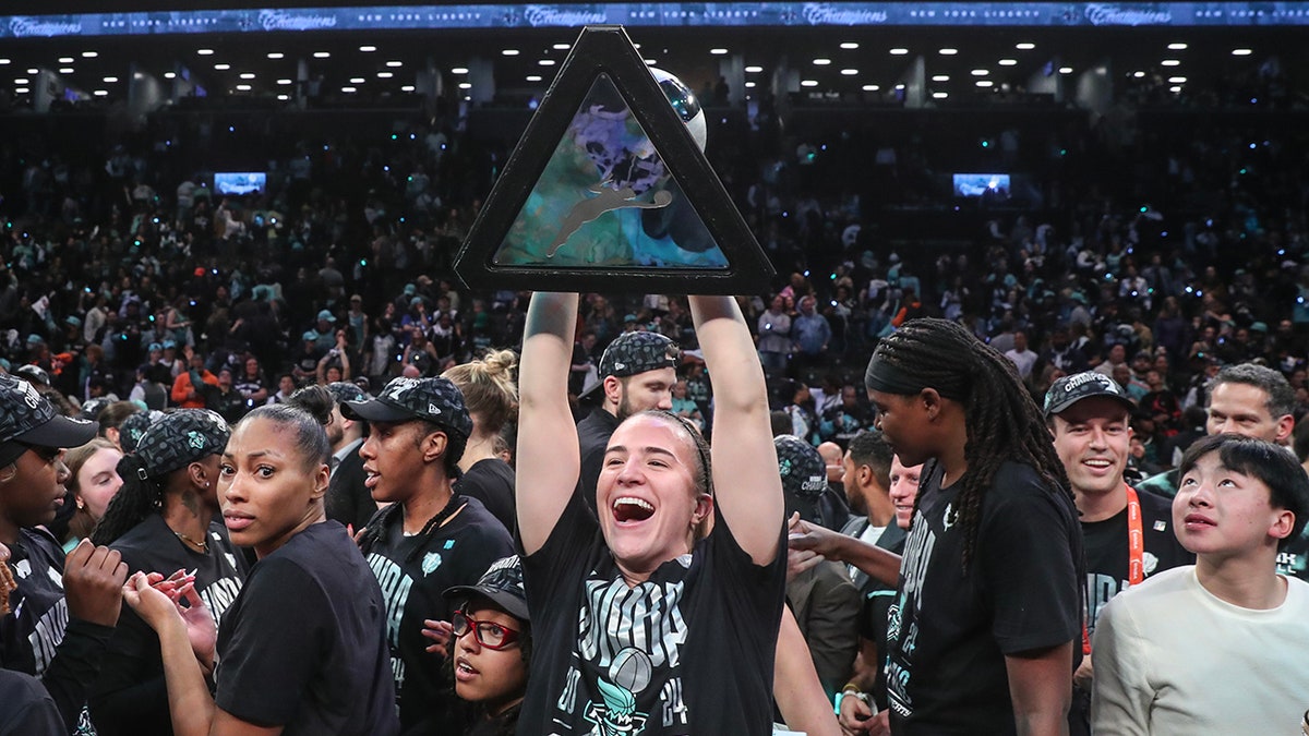 Sabrina Ionescu levanta el trofeo de las Finales de la WNBA