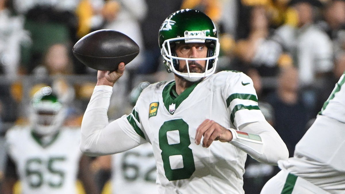 Aaron Rodgers lanza