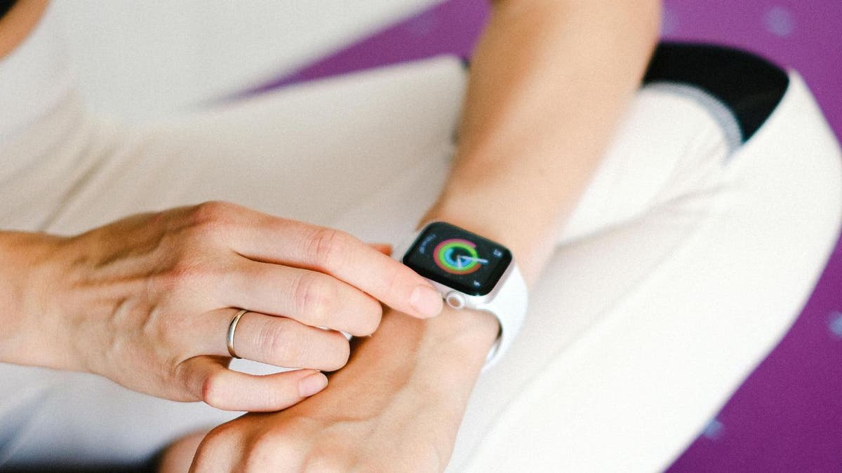 una mujer lleva el apple watch 2