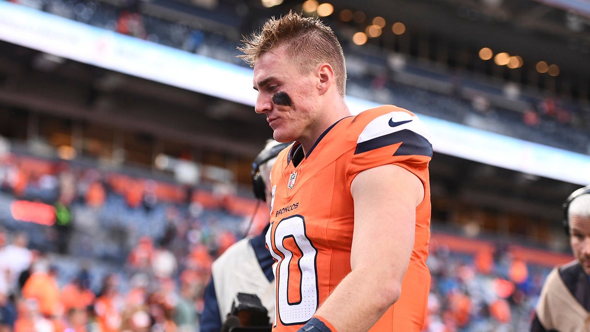 Bo Nix walks off field