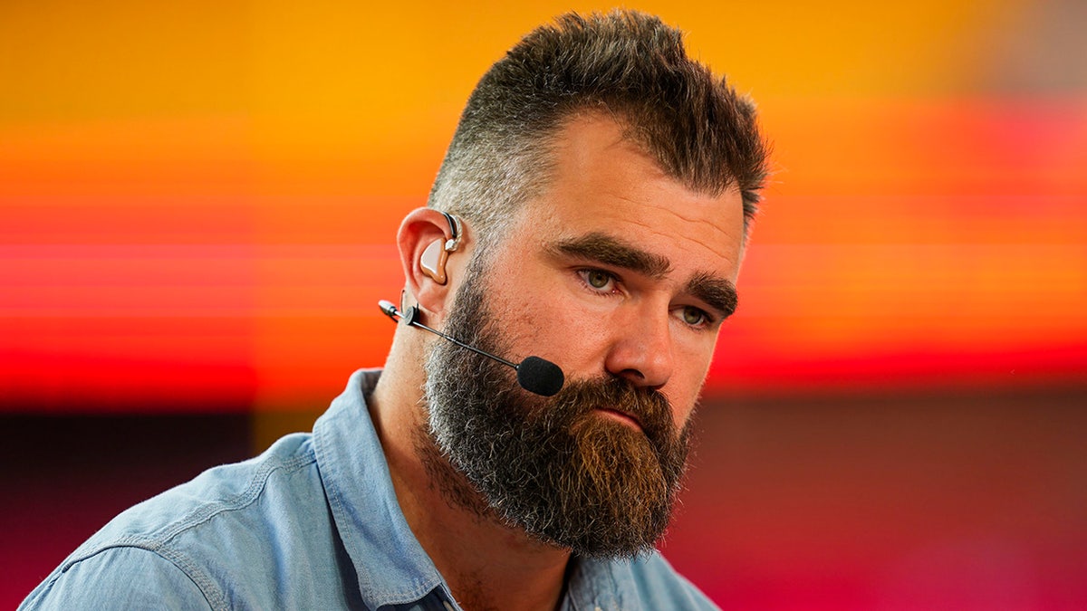 Jason Kelce przygląda się temu