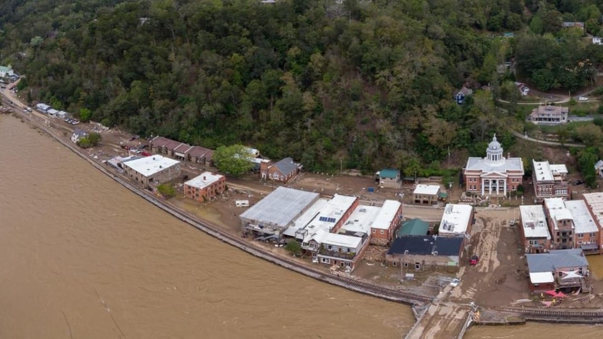 Tras la inundación, el domingo 29 de septiembre de 2024, el agua en el centro de Marshall, Carolina del Norte, ha retrocedido en su mayor parte. Varios edificios de Main Street fueron arrasados por la riada, incluido el histórico depósito de trenes de la ciudad. (Logan Clark)