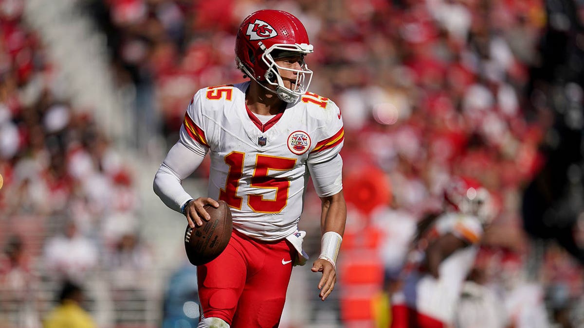 Patrick Mahomes corre