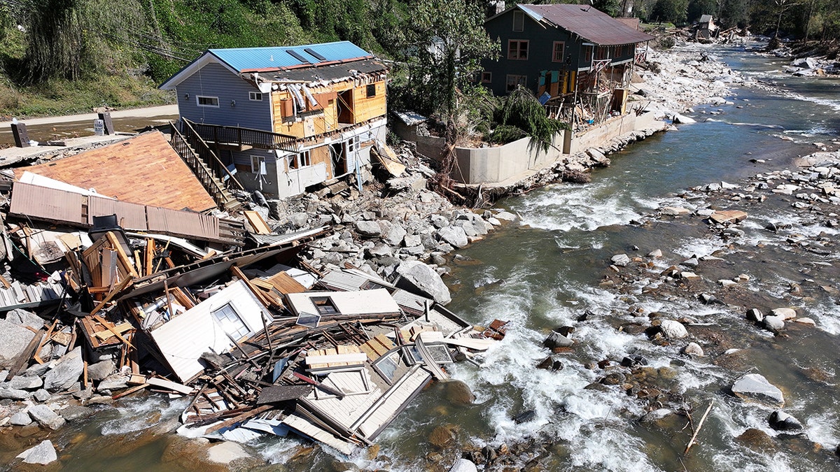 Casas ribeirinhas destruídas pelo furacão Helen no oeste da Carolina do Norte 