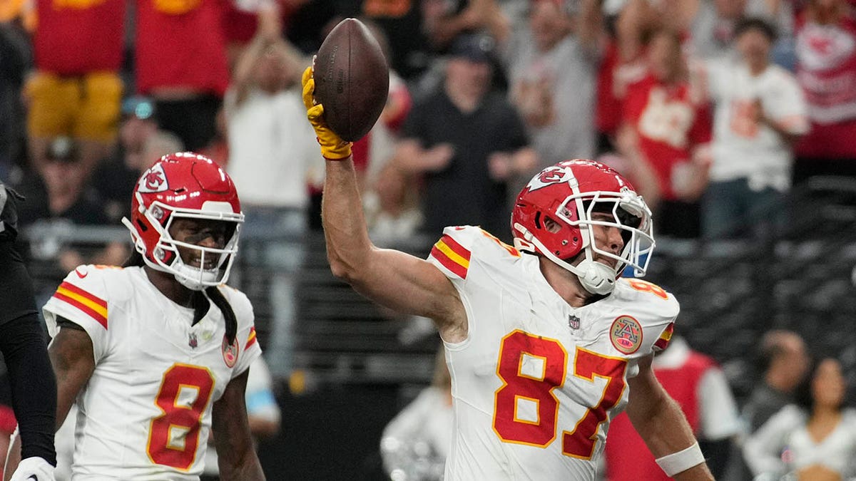 Travis Kelce shoots the ball