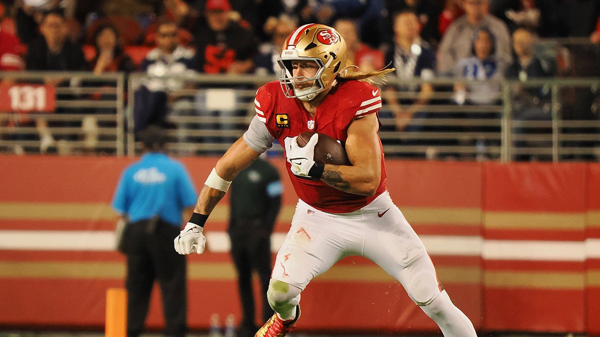 George Kittle corre con pelota