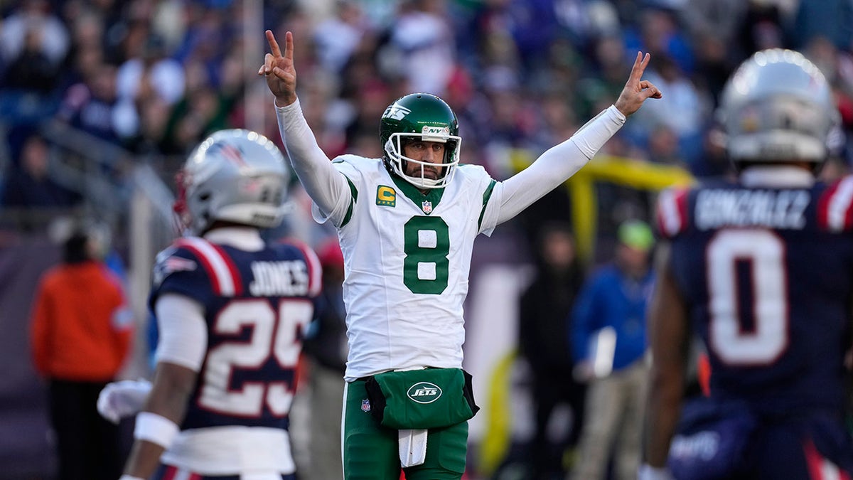 Aaron Rodgers raises his hand