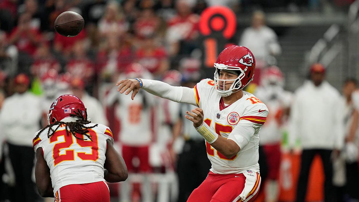 Patrick Mahomes throws