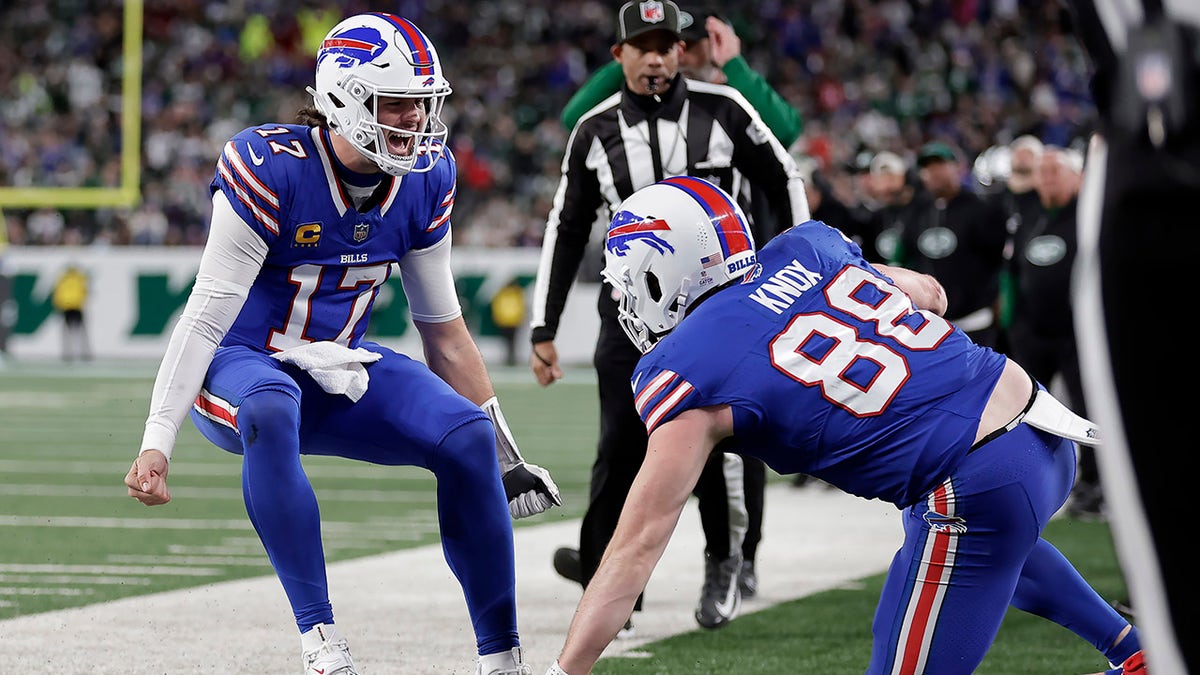 Josh Allen świętuje z Dawsonem Knoxem