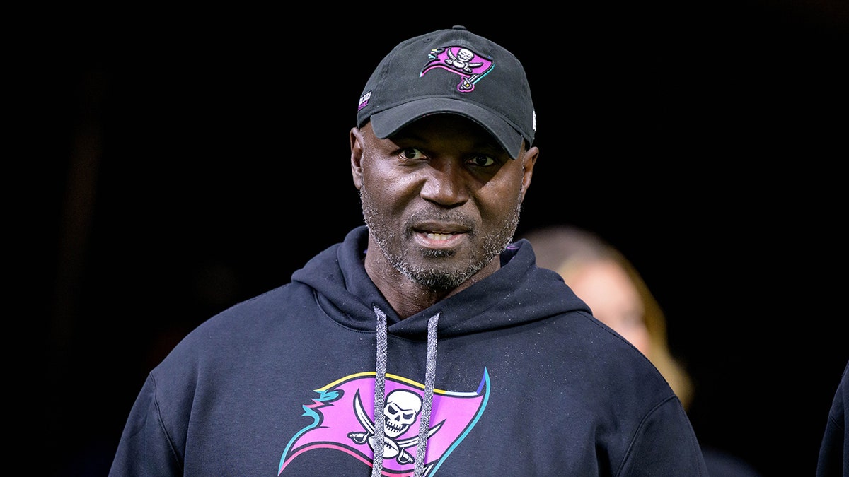 Todd Bowles obserwuje grę na boisku