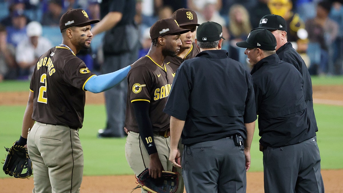 Jurickson Profar habla con los árbitros