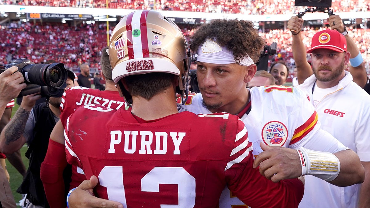 Patrick Mahomes y Brock Purdy se abrazan