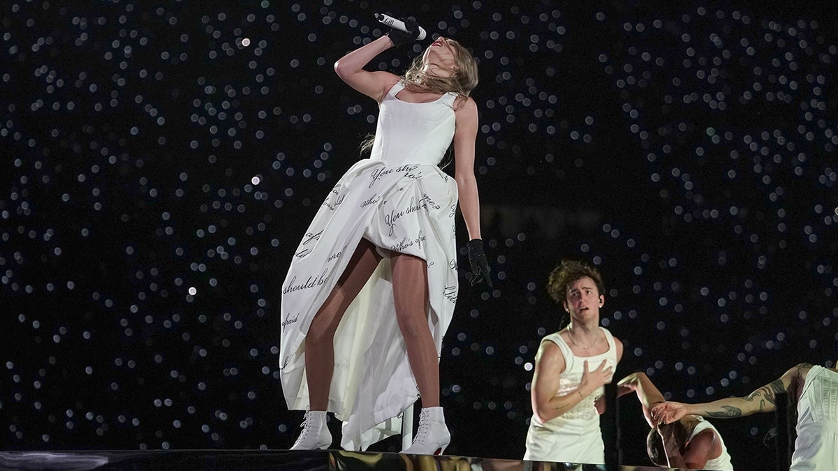 Taylor Swift stage malfunctions in New Orleans during 'Eras Tour'