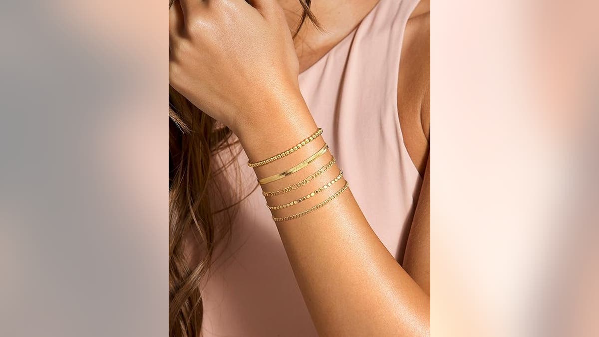 Estas pulseras chapadas en oro están muy de moda.