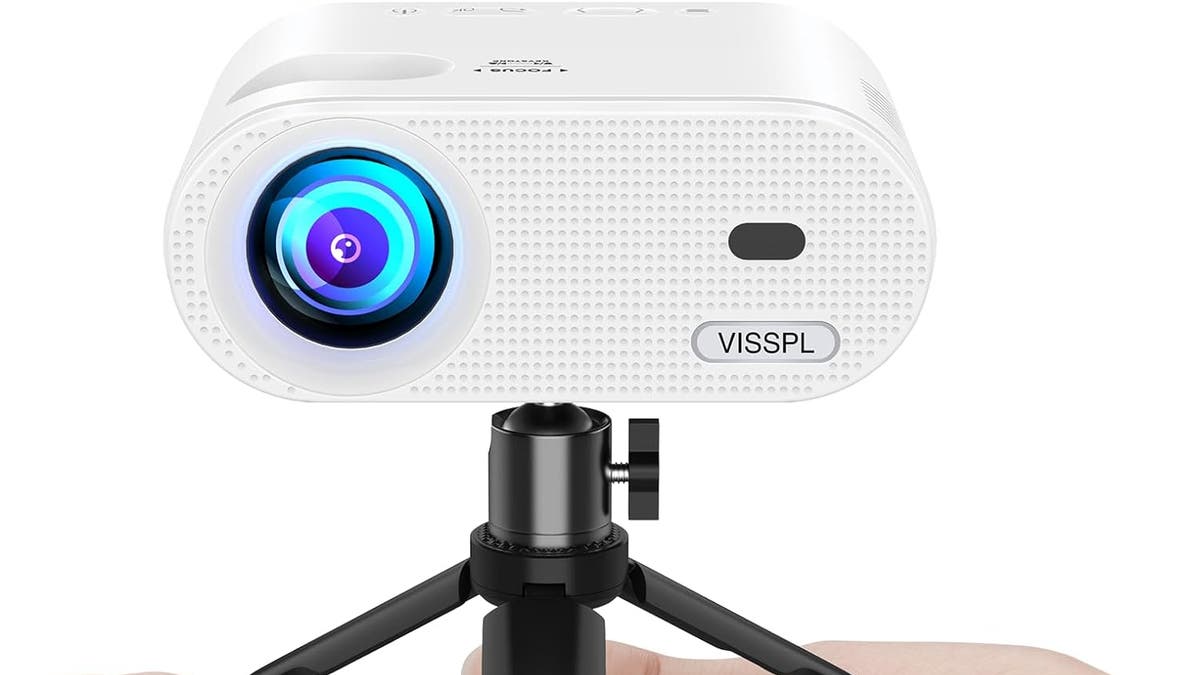 Deze miniprojector is gemakkelijk te vervoeren.