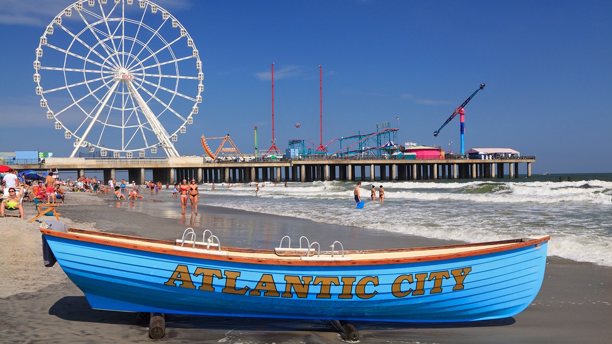 Barco de Atlantic City en el paseo marítimo