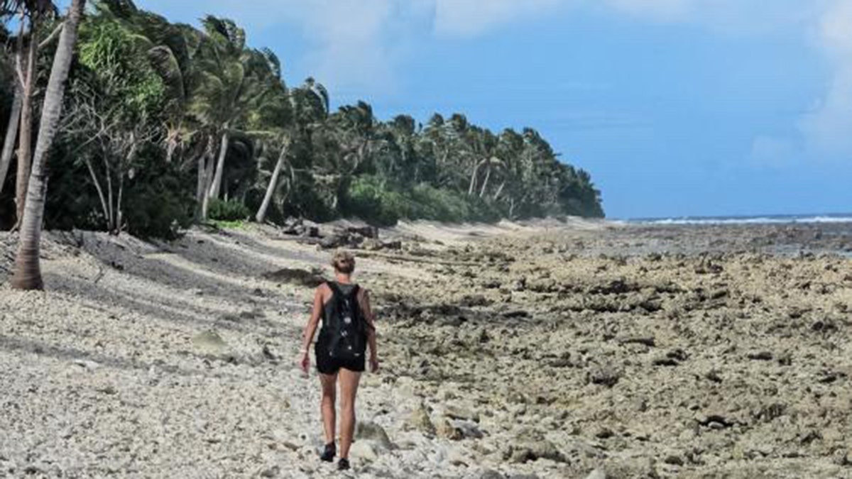 la pareja de pensilvania emily pasea por la playa en tuvalu