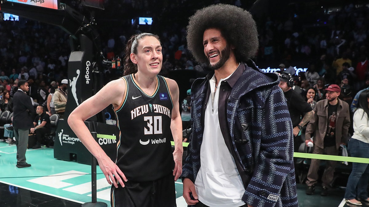 Colin Kaepernick en un partido de la WNBA