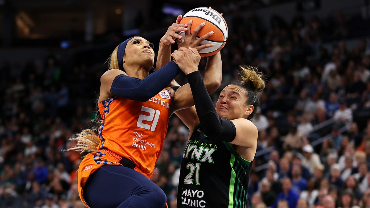 Kayla McBride comete una falta sobre Dijonai Carrington