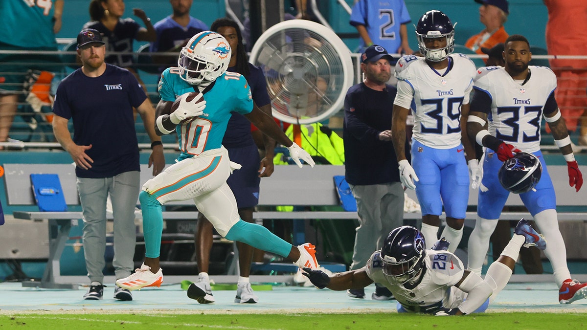 Tyreek Hill corre con el balón