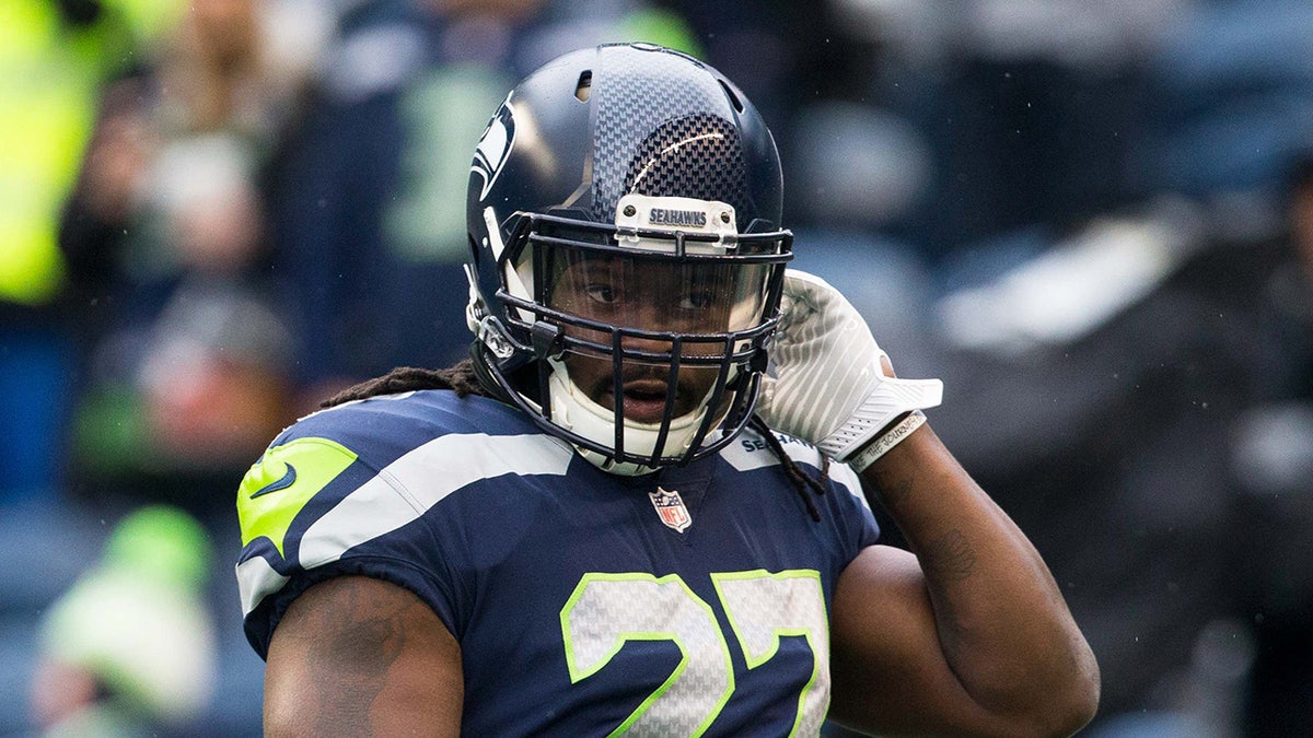 Seattle Seahawks yang berlari kembali Eddie Lacy (27) berpartisipasi dalam pemanasan sebelum pertandingan melawan Washington Redskins di CenturyLink Field.