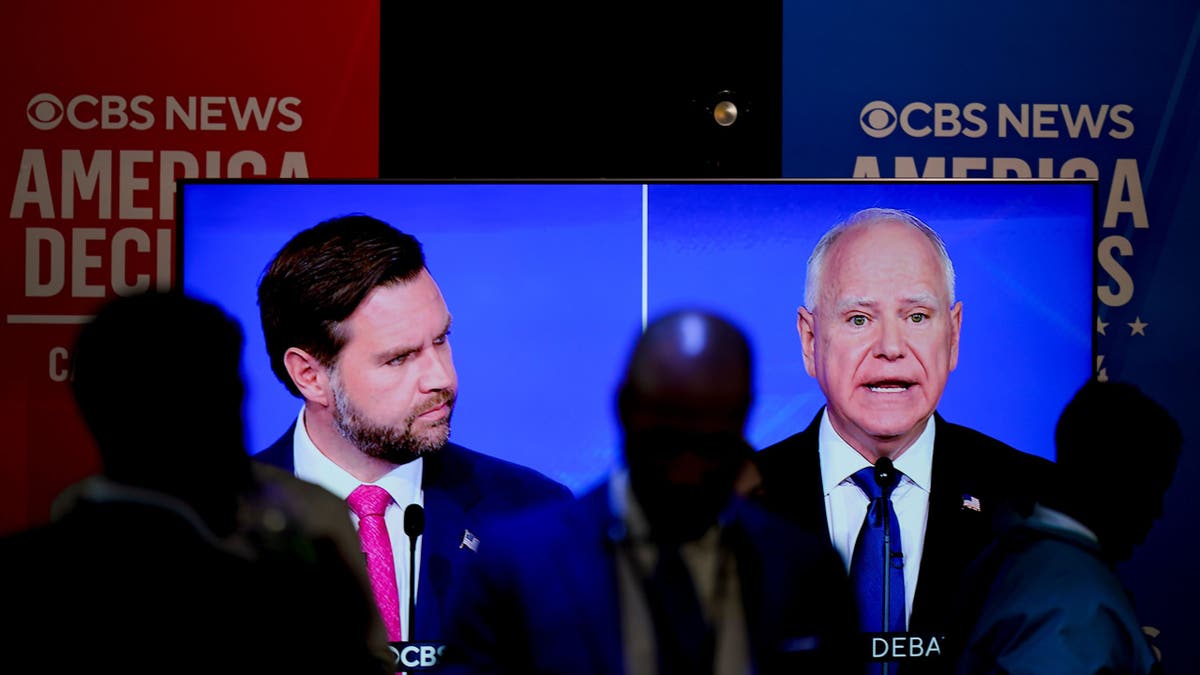 Debat JD Vance dan Tim Walz ditampilkan di layar TV