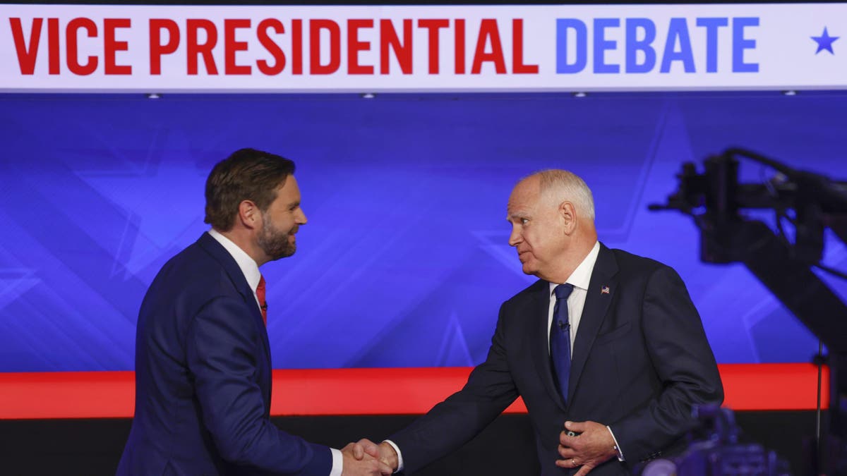 JD Vance y Tim Walz se dan la mano tras el debate