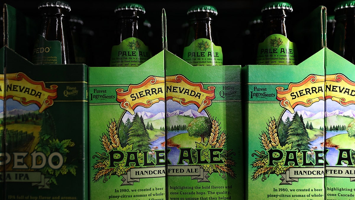 Caja de Sierra Nevada Pale Ale en una tienda.