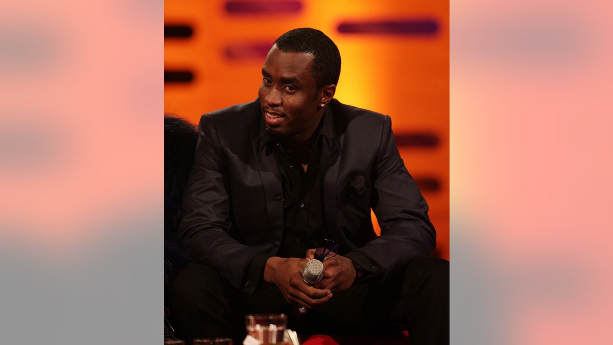 Diddy mặc toàn màu đen trên The Graham Norton Show