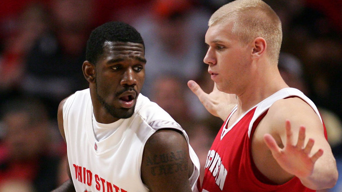 Greg Oden se echa atrás ante los jugadores de Wisconsin