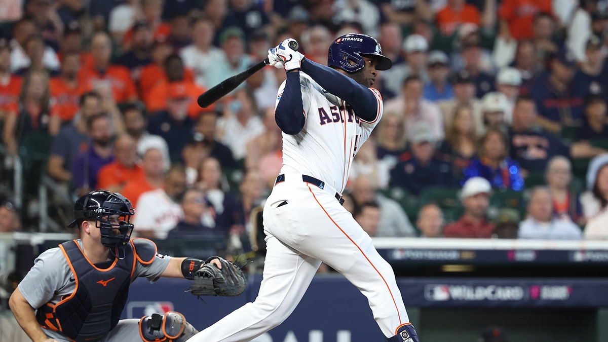 Yordan Alvarez bateando durante un partido de la MLB