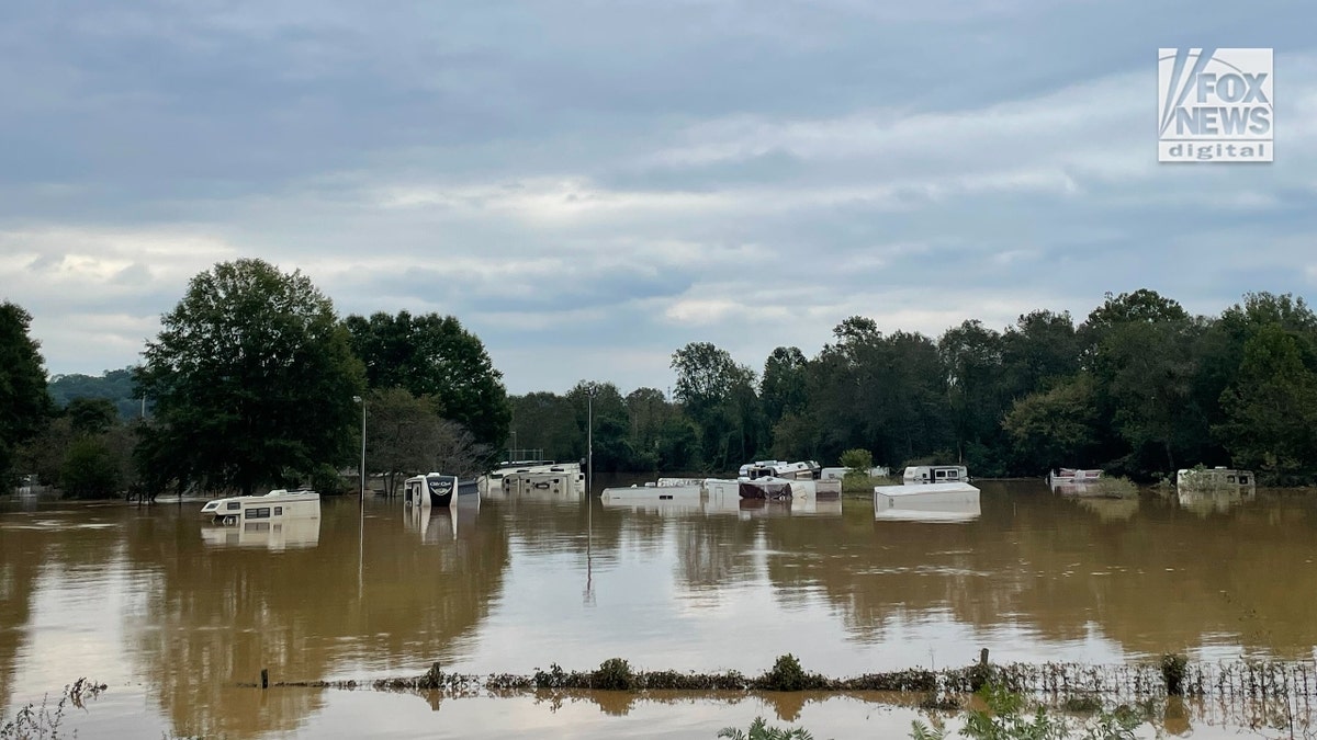 Remolques bajo el agua en Morganton, N.C.