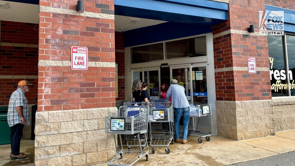 Un Food Lion de Fairview, Carolina del Norte, reparte bolsas de hielo.