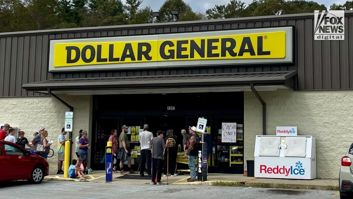 Un Dollar General de Fairview, Carolina del Norte, funciona sólo con dinero en efectivo para los residentes afectados por el huracán Helene.