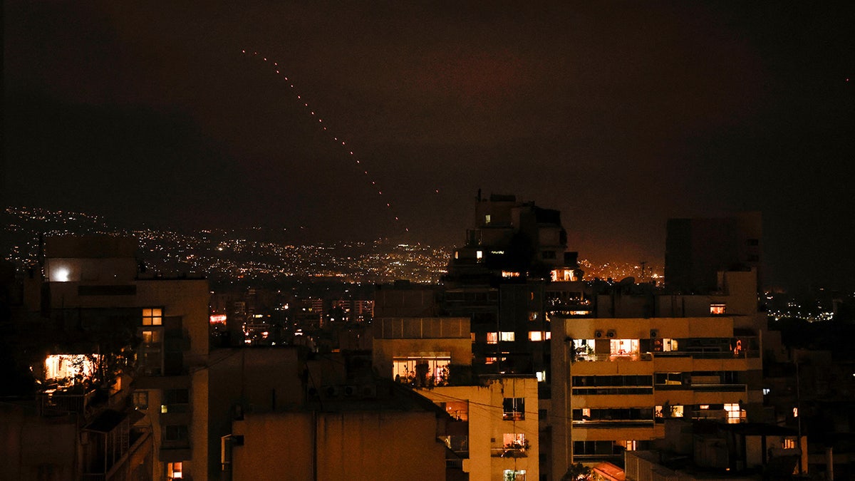 Rastreadores de armas de fuego disparados al aire para celebrar la descarga de misiles iraníes contra Israel