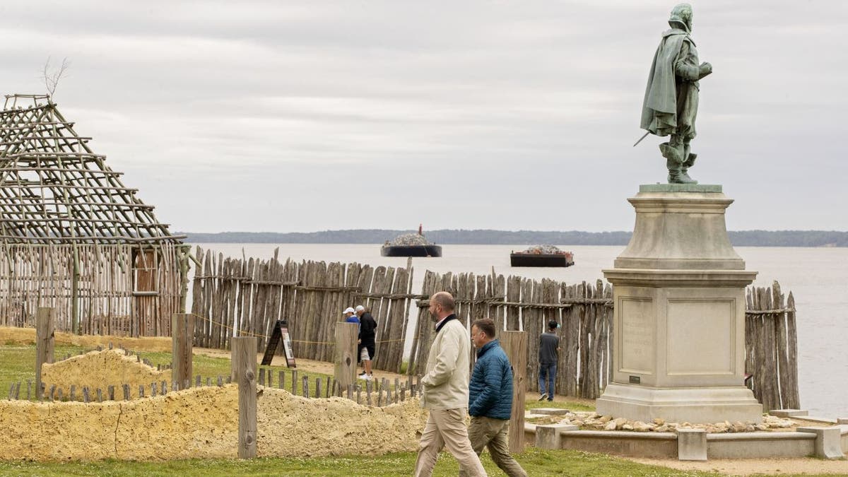 Turyści chodzi przy Jamestown