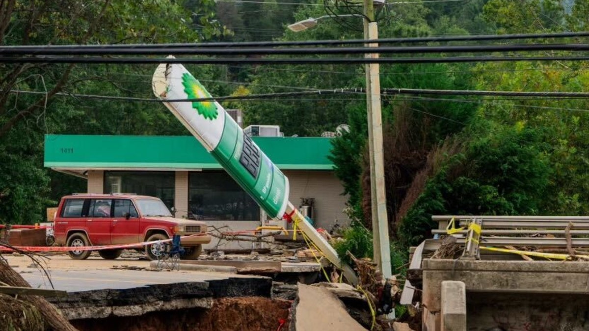 Una gasolinera BP destruida en el oeste de Carolina del Norte