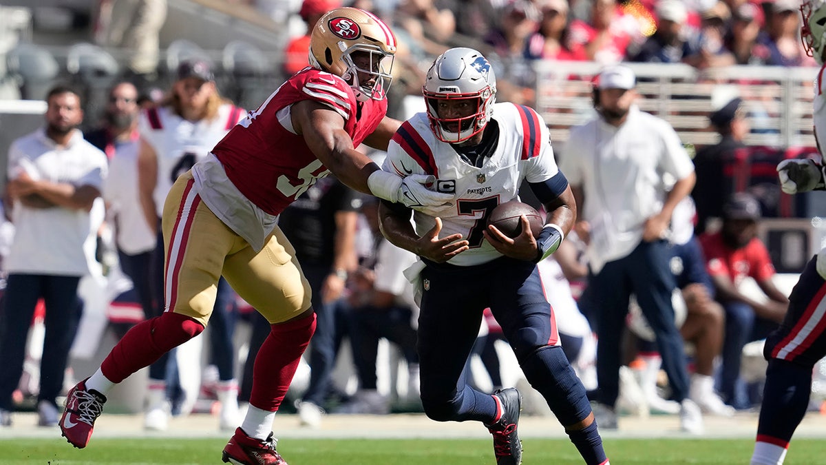 Jacoby Brissett placado por Kevin Givens