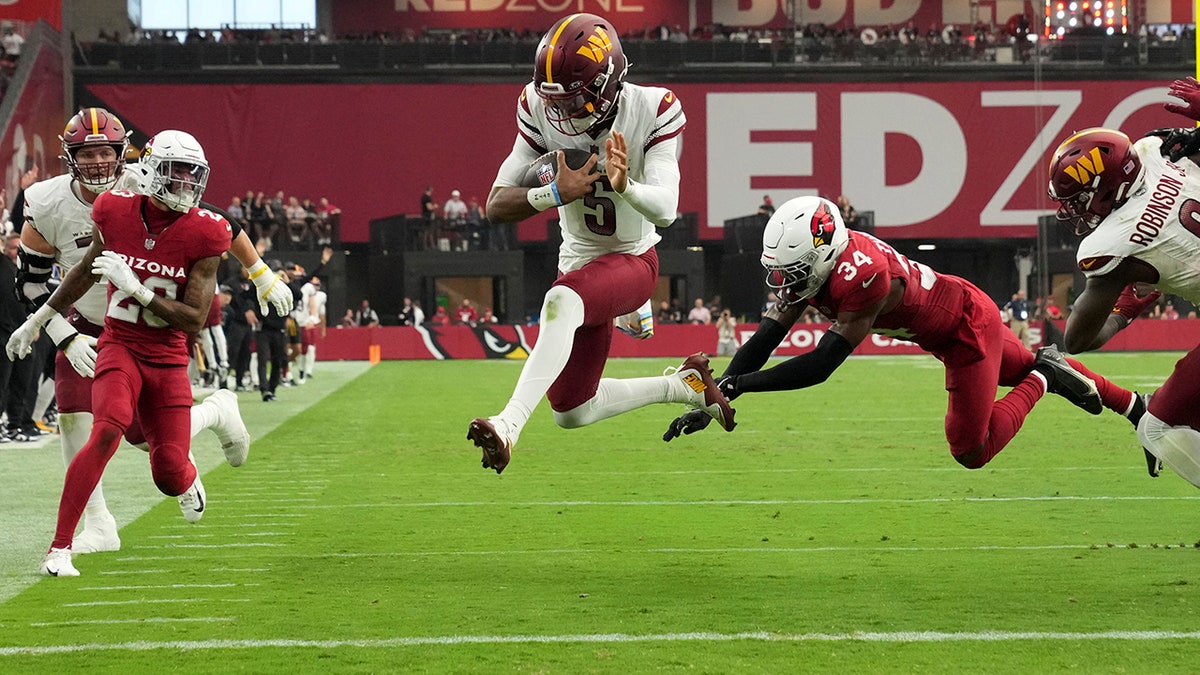 Jayden Daniels scores touchdown