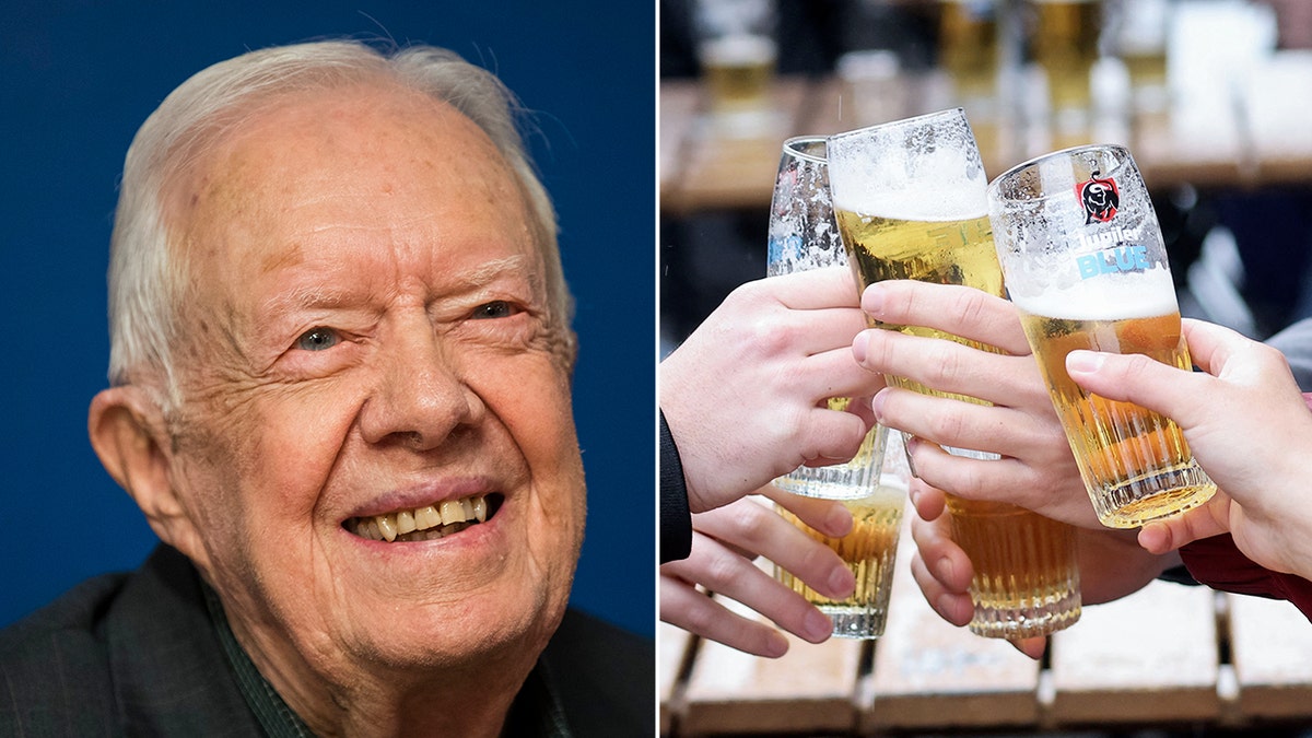 Jimmy Carter se separó con una imagen de gente brindando con cervezas.