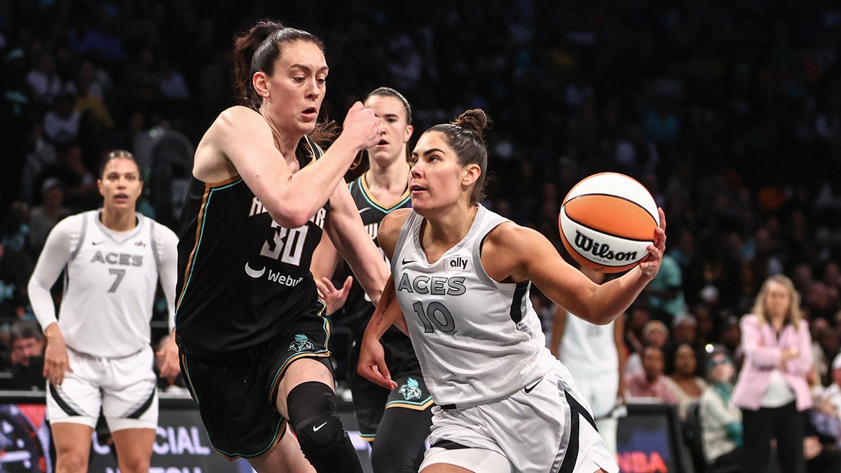 Kelsey Plum dirige até a cesta