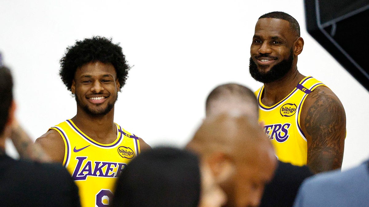 LeBron James y Bronny James asisten al día de los medios de comunicación