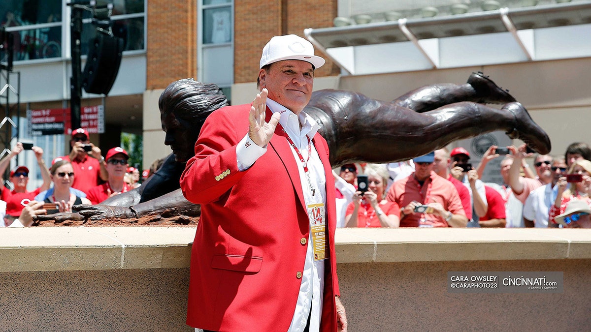 Pete Rose waves to fans