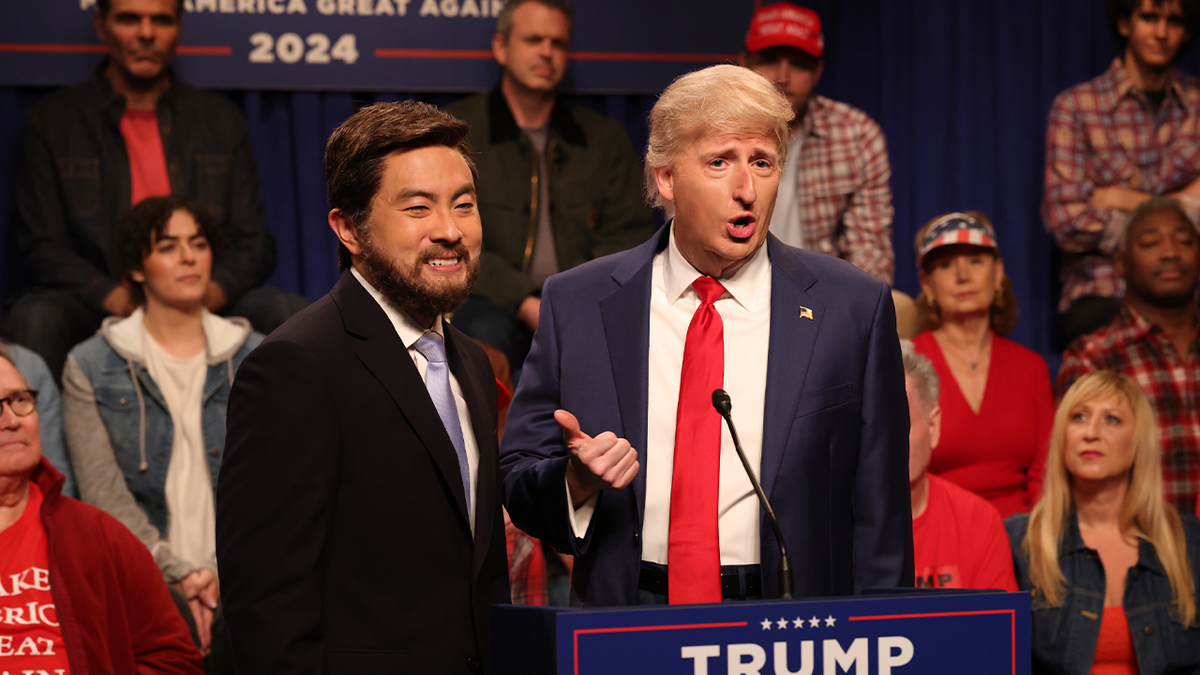 Membros do elenco do SNL interpretando Trump / Vance