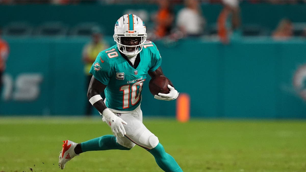 NFL star Tyreek Hill erupts on sideline during Dolphins’ 3rd consecutive defeat