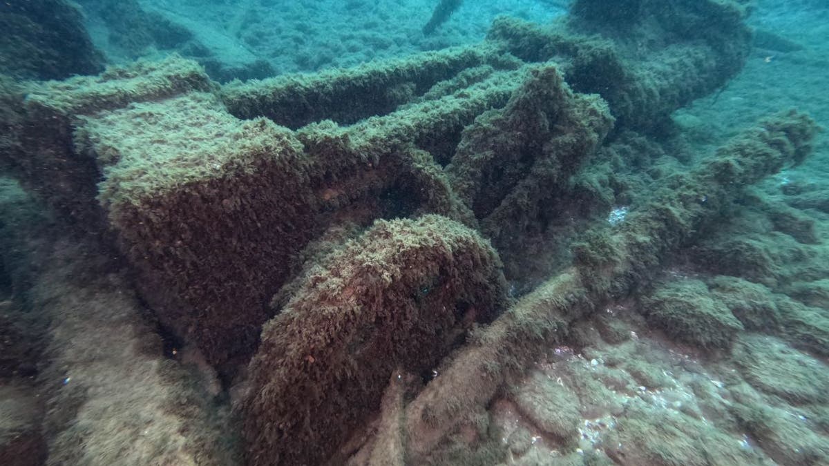 Motor de barco bajo el agua